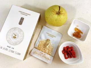 1、银耳雪梨羹,准备好需要的食材。