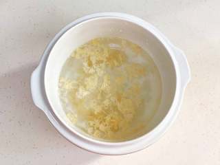 3、银耳雪梨羹,倒入600ml的纯净水。