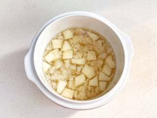 4、银耳雪梨羹,雪梨去皮切丁，放入炖盅内。