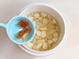 5、银耳雪梨羹,继续加入冰糖。