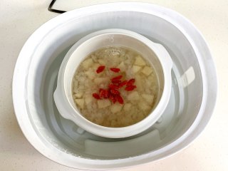 7、银耳雪梨羹,最后放入枸杞焖2分钟即可。
