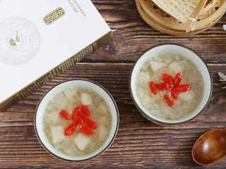 10、银耳雪梨羹,香甜软糯可口，最近隔一两天就要炖煮一次，全家人都很喜欢吃！