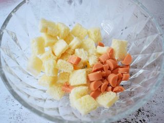 4、芝士焗吐司,放入火腿肠