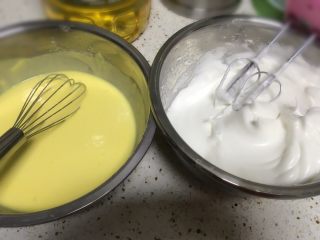 2、酸奶蛋糕,6.准备一个无水无油盆,滴几滴柠檬汁或白醋,打发蛋白到粗泡,加第一次糖20g,蛋白细腻时加第二次糖20g,打发到提起打蛋器出尖尖,加三次糖,再稍稍打发到硬性发泡