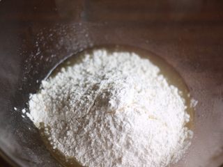 1、金沙奶黄月饼,过筛加入低筋面粉