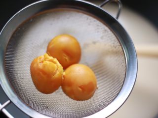 5、金沙奶黄月饼,蒸熟的咸蛋黄先放一旁备用