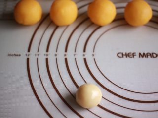 20、金沙奶黄月饼,取出松弛好的月饼皮。15g/个