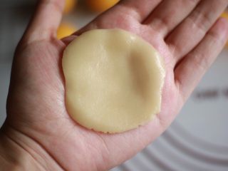 21、金沙奶黄月饼,在掌心压扁