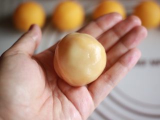 24、金沙奶黄月饼,滚圆