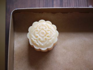 26、金沙奶黄月饼,直接在烤盘上压出花纹