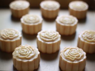 33、金沙奶黄月饼,再入烤箱。180度烤10分钟