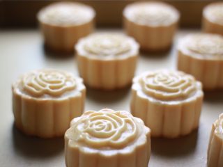 34、金沙奶黄月饼,取出涂第二次蛋液。这一次侧面也要刷上蛋液。