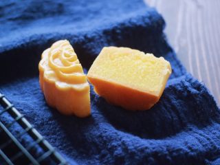 39、金沙奶黄月饼,切开后皮薄馅儿多