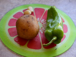 1、孜然土豆片,准备食材