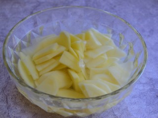 2、孜然土豆片,土豆去皮，切片，清洗两遍