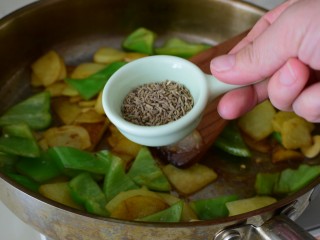 11、孜然土豆片,加孜然粒