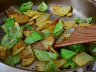12、孜然土豆片,翻炒均匀即可出锅