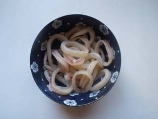 4、香酥鱿鱼圈,抓匀，腌制半小时左右