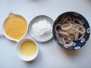 5、香酥鱿鱼圈,鸡蛋打散，准备好面包糠和玉米淀粉