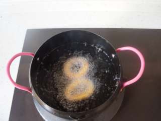 7、香酥鱿鱼圈,锅中倒油烧到5成热，放入处理好的鱿鱼圈，中火炸定型，再转小火炸到金黄色即可。