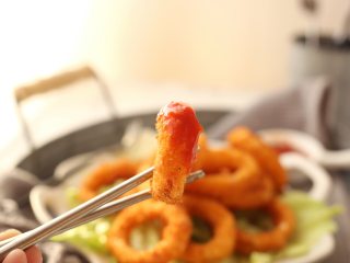 9、香酥鱿鱼圈,沾番茄沙司吃更好吃哦。