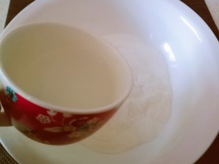 2、红糖糍粑,温水倒入面粉中