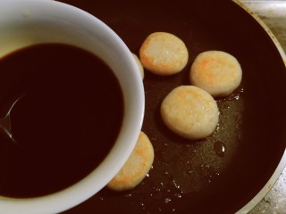 13、红糖糍粑,两面金黄色时 倒入红糖水