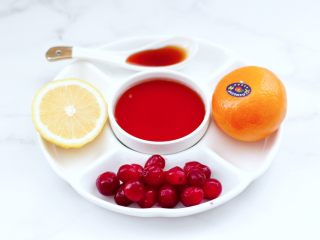 1、橘子蔓越莓蜂蜜冰饮,首先备齐所有的食材。