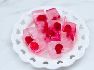 4、橘子蔓越莓蜂蜜冰饮,把冷冻好的蔓越莓果冰块取出脱模。