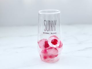6、橘子蔓越莓蜂蜜冰饮,杯底先加入冰冻好的的一半蔓越莓果冰块。