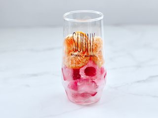 7、橘子蔓越莓蜂蜜冰饮,这个时候放入橘子果肉。