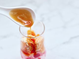 8、橘子蔓越莓蜂蜜冰饮,加入蜂蜜搅拌，调味增加口感。