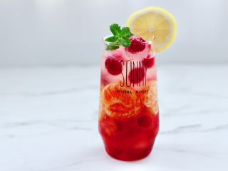 11、橘子蔓越莓蜂蜜冰饮,最后放上柠檬片，用薄荷叶点缀即可。