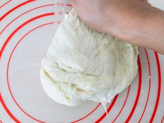 2、五香酥饼,不断推揉。