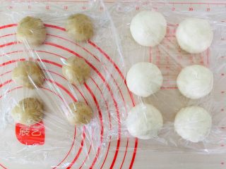 6、五香酥饼,平均各分6份，盖上保鲜膜醒发15分钟。