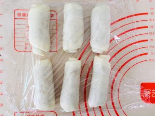 12、五香酥饼,盖上保鲜膜醒发15分钟。