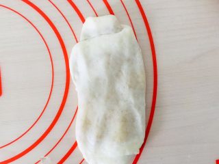 13、五香酥饼,轻压一下。