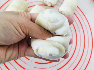 17、五香酥饼,中间压一下。