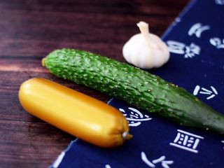 1、黄瓜炒火腿肠,准备好材料