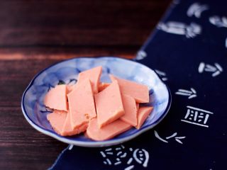 2、黄瓜炒火腿肠,火腿肠先斜切段再切片