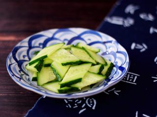 3、黄瓜炒火腿肠,黄瓜洗净先斜切段再切片