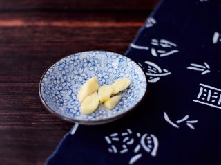 4、黄瓜炒火腿肠,蒜切片