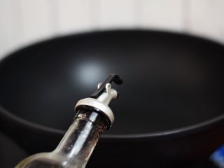 5、黄瓜炒火腿肠,锅中倒入适量的食用油烧热