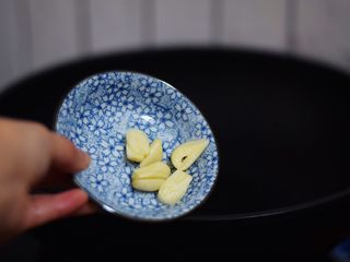 6、黄瓜炒火腿肠,放入蒜片爆香