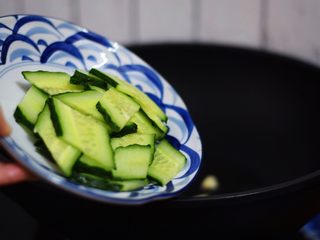 7、黄瓜炒火腿肠,加入黄瓜