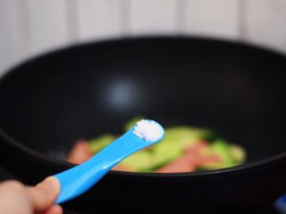 10、黄瓜炒火腿肠,加入盐