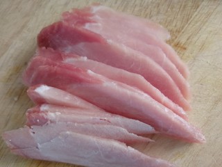 2、青椒炒肉丝,切片。