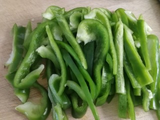 6、青椒炒肉丝,去蒂，去籽，切条。