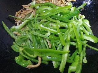 13、青椒炒肉丝,文火翻炒均匀，热锅包裹上青椒。