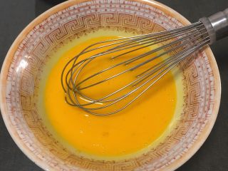 2、星巴克的爆头玛芬蛋糕,鸡蛋打散。